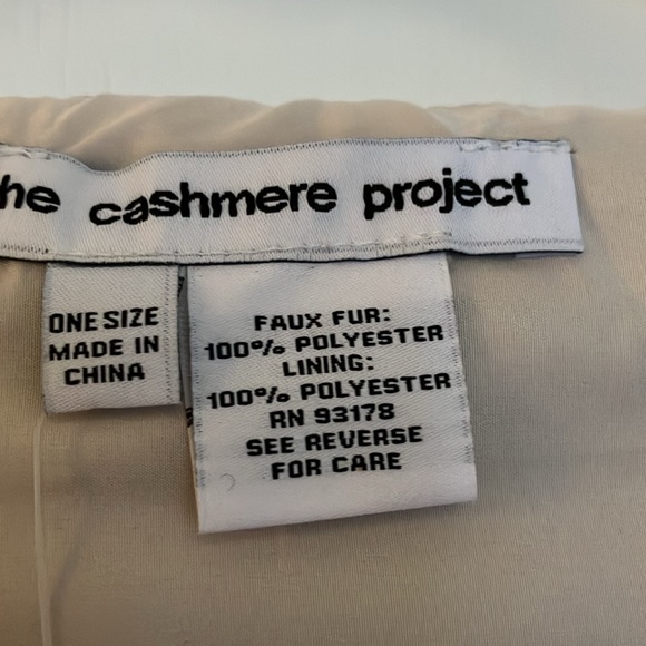 THE CASHMERE PROJECT Faux Fur Scarf Hoodie with pockets - Picture 4 of 5